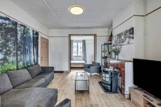 <p>Dit karaktervolle gebouw is momenteel ingericht in <strong>drie appartementen</strong> en biedt dankzij de veelzijdige indeling tal van mogelijkheden, zowel voor eigen bewoning als voor verhuur of een combinatie van beide. Stedenbouwkundig gekend als woning!</p><p> </p><p>Het pand geniet van een <strong>gunstige en centrale ligging</strong>, nabij openbaar vervoer, winkels, scholen en diverse dagelijkse voorzieningen. Bovendien zijn er vlotte verbindingen naar Brussel en de belangrijkste invalswegen.</p><p> </p><p><strong>Indeling:</strong></p><ul><li><p><strong>Gelijkvloers:</strong> appartement met <strong>1 slaapkamer</strong>, privatieve <strong>tuin</strong> en <strong>kelder</strong></p></li><li><p><strong>1ste verdieping:</strong> appartement met <strong>1 slaapkamer</strong>, <strong>bureau en balkon</strong></p></li><li><p><strong>2de verdieping:</strong> appartement met <strong>1 slaapkamer</strong>, <strong>bureau en balkon</strong></p></li><li><p><strong>Zolder: </strong>ruime bijkomende ruimte met verschillende mogelijkheden</p></li></ul><p>Dankzij de <strong>praktische indeling, aantrekkelijke woonoppervlaktes en centrale ligging</strong> biedt dit gebouw uitzonderlijke mogelijkheden. Aparte tellers voor gas en elektriciteit.</p><p> </p><p><strong>Troeven:</strong></p><ul><li><p>Gebouw met 3 appartementen</p></li><li><p>Gelijkvloers appartement met tuin</p></li><li><p>Aparte tellers voor gas en elektriciteit</p></li><li><p>Goede ligging: nabij winkels, vervoer en scholen</p></li><li><p>Interessant investeringsrendement</p></li></ul><p> </p><p>Bent u op zoek naar een karaktervol gebouw met tal van mogelijkheden? Ontdek dan zeker dit veelzijdige pand in Anderlecht!</p>