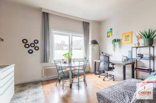 Deze studio is gelegen nabij de <strong>Coupure </strong>te Gent en maakt deel uit van de residentie 1000 Vuren. De studio geniet van een uitstekende locatie: in de buurt heeft u het openbaar vervoer, verschillende scholen, winkels ... én dit allemaal op wandelafstand van <strong>hartje Gent</strong>. <br /><br />De studio bestaat uit een leefruimte met kitchenette. Daarnaast is een aparte berging en een badkamer met wastafel en inloopdouche. <br /><br />Ideaal voor studerende kinderen of als investering. <br /><br />Wenst u deze studio te bezichtigen? Neem gerust contact op met ons via 09 278 88 88.