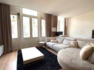 Te huur: goed gelegen duplex appartement op de tweede en derde verdieping van een kleine residentie met een prachtige gevel. Ruime leefruimtes : op niveau 1 vinden we de grote woonkamer, keuken en aangenaam terras, op niveau 2 zijn er 2 slaapkamers, een functionele bureauruimte en een lichtrijke badkamer met bad. Dit appartement ligt in het centrum van de stad op 50 m van het strand en 5 minuten wandelen van de winkelstraten. Binnenkort worden er energiebesparende werken gedaan die de bewoner ten goede komen : isolatie voorgevel, dakisolatie, nieuwe ramen en veluxen en nieuwe verwarming met warmtepompen. Voor de deur komt een fietsbox. Bezoek vanaf 10 augustus, vrij vanaf 16 september 2026. Alle info en bezoek : www.ensor.immo of 0496 68 84 67.<br /><br />