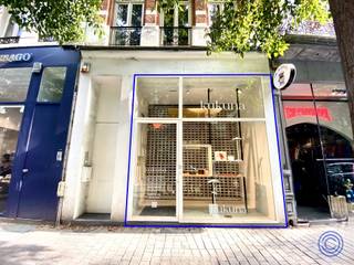 <p><span>Informatie Winkelpand:</span></p><p><span>Stel je voor: jouw zaak in een van de hipste buurten van de stad, waar dagelijks talloze mensen passeren, omringd door trendy winkels, gezellige horeca en een creatieve vibe. Of je nu een boetiek, conceptstore of galerie wilt openen, deze locatie biedt alles om jouw onderneming te laten floreren. Wil je het met eigen ogen zien? Maak dan snel een afspraak voor een bezichtiging en ontdek het potentieel van dit karaktervolle pand. Dit is dé kans om jouw zaak op een strategische en bruisende plek te vestigen. We kijken ernaar uit om jou rond te leiden en je te helpen jouw ondernemersdroom waar te maken!</span></p><p><span> </span></p><p><span>Gelijkvloers</span><span>:</span></p><ul><li><span>Commerciële ruimte ca. 60m².</span></li><li><span>Grote en lichte etalage.</span></li><li><span>Hoog plafond.</span></li><li><span>Magnetisch beveiligde deur.</span></li><li><span>Inbraakwerend rolluik.</span></li></ul><p><span> </span></p><p><span>Tussenverdieping:</span></p><ul><li><span>Kitchenette (basic).</span></li><li><span>Toilet.</span></li></ul><p><span> </span></p><p><span>Kelder:</span></p><ul><li><span>Ruime kelder ca. 35m², bestaande uit 3 bergruimtes.</span></li></ul><p><span> </span></p><p><span>Algemeen:</span></p><ul><li><span>Alarmsysteem.</span></li><li><span>Camera beveiliging.</span></li><li><span>Airco.</span></li><li><span>Individuele verwarming: elektrisch.</span></li></ul><p><span> </span></p><p><span>HUUR Informatie:</span></p><ul><li><span>Huurprijs: 2800 EUR.</span></li><li><span>Beschikbaarheid: Onmiddellijk.</span></li><li><span>Vaste kosten: 50 EUR, privatief waterverbruik.</span></li><li><span>Individuele meter elektriciteit.</span></li><li><span>Huurwaarborg : 6 maanden.</span></li></ul><p><span> </span></p><ul><li><span>Commissie voor verhuur te betalen verhuurder : zijnde 15´% van de jaarhuur + 21% BTW</span></li><li><span>Intredende plaatsbeschrijving kosten te delen 50/50 door huurder en verhuurder zijnde 400 EUR + BTW.</span></li><li><span>KI te betalen door huurder : keuze maandelijks of jaarlijks.</span></li></ul><p><span> </span></p><p><span>Ligging:</span></p><ul><li><span>De Nationalestraat is een verbindingsweg tussen historisch Antwerpen en 't Zuid, zeer veel passage.</span></li><li><span>Nationalestraat is een hippe buurt met veel winkels, horeca zaken, en gezellige pleintjes vol handelszaken.</span></li></ul><p><span> </span></p><p><span>Gebouw</span><span>:</span></p><ul><li><span>Mooi, authentiek en gerenoveerd pand.</span></li><li><span>Bestaande uit een handelsgelijkvloers en eerste verdieping, kelder en appartementen op het 2de en 3de verdiep.</span></li></ul><p><span> </span></p><p><span>*De informatie in deze prospect is ter informatieve titel: de kandidaat-huurders moeten hun eigen zaak maken van het verkrijgen, controleren en interpreteren van deze informatie.</span></p><p><span> </span></p>