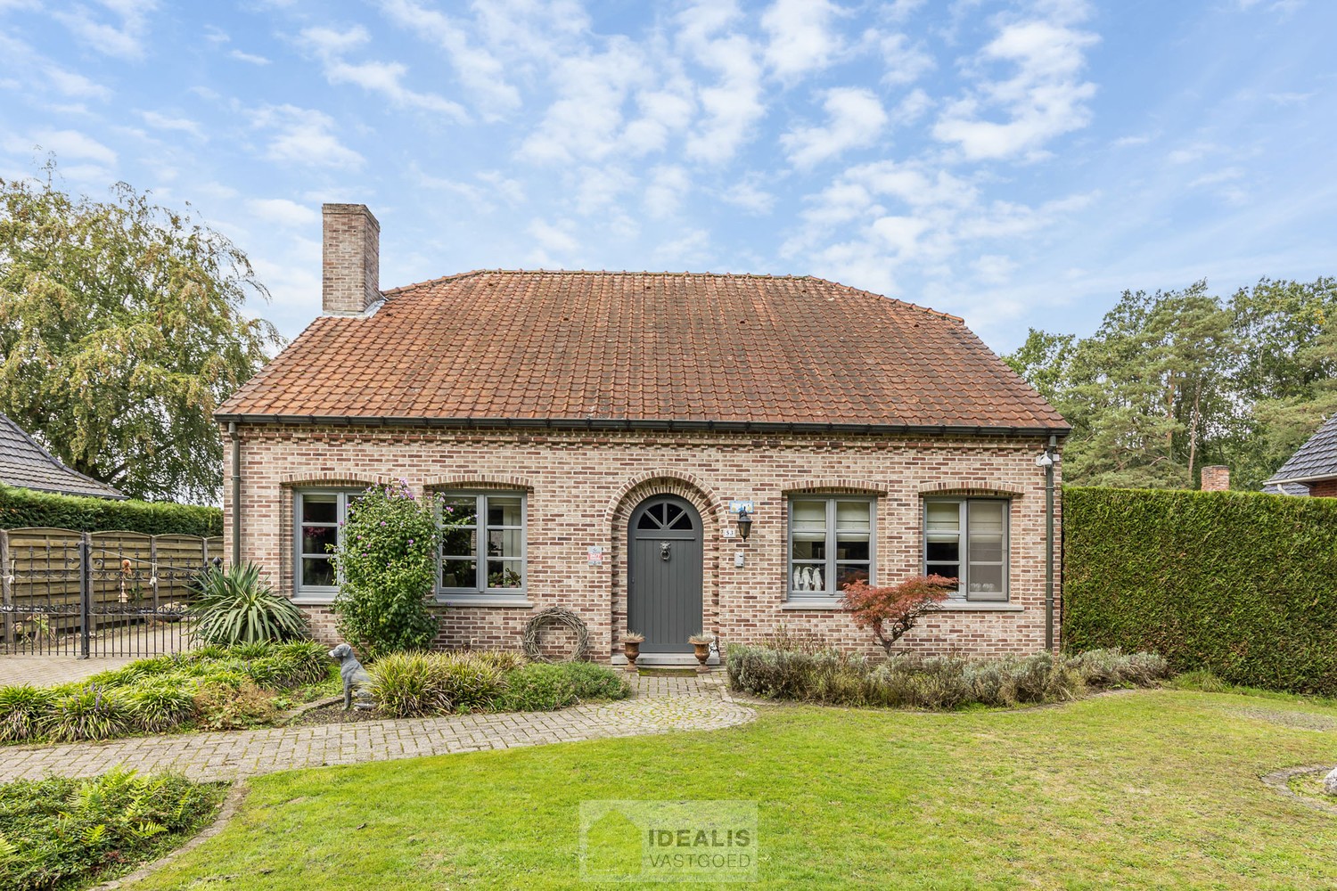 IDEALIS VASTGOED – INSTAPKLARE EENGEZINSWONING MET 4 SLAAPKAMERS EN EEN BEWOONBARE OPPERVLAKTE VAN +- 195M² OP EEN PERCEEL VAN +- 9A 20CA IN KLEINE-BROGEL (PEER). De woning is gelegen vlak bij de dorpskern van het gezellige kleine-Brogel en op enkele minu - foto 4
