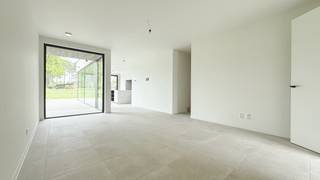 <p>Elke zondag welkom op ons kantoor van 10u-12u voor meer info over de nieuwbouwprojecten! <br /><br />Bij ImmoFusion 7/7 “open huis”: klik op onze 3D-TOUR. Ervaar vastgoed alsof je er zelf doorloopt!</p>
<p>Laat je verrassen door deze hoogwaardig afgewerkte woning met industriële look, gelegen aan Ghoosstraat 22 in Heusden-Zolder. Deze nieuwbouw is de meest luxueus afgewerkte van de drie en biedt een perfecte combinatie van strak design, energiezuinig comfort en karaktervolle interieurkeuzes.</p>
<p>Deze woning bevindt zich op een perceel van maar liefst 60 meter diep, volledig omheind en met een fraai aangelegde tuin. Het ruime terras, de buitenkraan en het groene uitzicht zorgen voor een ontspannen buitengevoel met volledige privacy.</p>
<p>Van zodra je binnenstapt, valt de industriële stijl meteen op: een harmonieus geheel van moderne accenten, aluminium ramen, robuuste materialen en een open, lichtrijke indeling. De doorzonleefruimte biedt een prachtig zicht van voordeur tot achteraan de tuin, terwijl de living en keuken naadloos in elkaar overlopen tot één stijlvol geheel.</p>
<p>De keuken is een echte eyecatcher voor fijnproevers en levensgenieters, met hoogwaardige toestellen en een ingebouwde wijnkoeler—perfect voor gezellige diners of avonden met gasten. Aansluitend bevinden zich een koele berging en een ruime technische berging, wat het geheel bijzonder praktisch maakt.</p>
<p>Deze woning is uitgerust met zonnepanelen en een thuisbatterij van 10 kWh, wat garant staat voor een zeer lage energiefactuur en een duurzame woonervaring. De houtskeletbouw met buitensteen zorgt voor een uitstekende isolatie en een aangenaam binnenklimaat, het hele jaar door.</p>
<p>Deze woning is gelegen in een rustige, residentiële buurt met een uitstekende bereikbaarheid. Een droomlocatie voor wie houdt van rust, stijl en comfort.</p>
<p>Pluspunten:<br />- Luxueus afgewerkte woning met industriële look<br />- Keuken met ingebouwde wijnkoeler<br />- Prachtige doorzonleefruimte met veel lichtinval<br />- Strakke aluminium ramen en hoogwaardige materialen<br />- Koele berging aan keuken en ruime technische berging<br />- Zonnepanelen en thuisbatterij van 10 kWh<br />- Aangelegde tuin met terras en buitenkraan<br />- Vloerverwarming op het gelijkvloers<br />- Zeer energiezuinig en conform elektrische keuring<br />- Residentiële ligging met uitstekende bereikbaarheid<br /><br /><span>Maatregelen opgenomen in het Maatregelenregister: nee</span></p>
<p>Voor een bezoek of meer info, bel ons op 078/78.78.70, of kom gerust langs op ons kantoor. Steeds welkom!</p>