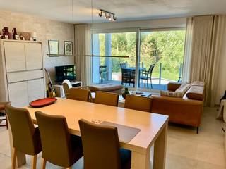 Prachtig en ruim doorzon appartement (2024) in een zeer gewilde zone.. Op 400 meter van het strand, met vanuit de living .en het inpandig terras ongehinderd zicht op het mooie Normandpark. Een van de highlights van Middelkerke.<br />Beenhouwers, bakkers, kapper, supermarkten, school... enz. alles dichtbij<br />Twee ruime slaapkamers waarvan 1 uitgerust met een op maat gemaakte bedkast met heel veel ruimte.<br />Op maat gemaakte kleerkast in de hal.<br />Apart toilet met hangtoilet en handwasbakje.<br />volledig betegelde badkamer met dubbele lavabo en grote spiegelkast. Elektrische handdoekendroger.<br />Ruime berging met aansluitingen voor wasmachine en droogkast.<br />Moderne keuken met hardstenen werkblad, inductiefornuis, grote dampkap, ingewerkte spoelbak, frigo met vrieskastje en microgolfoven , alles AEG. Grote pottenwagens en enorm veel opbergruimte.<br />Het appartement voldoet aan de meest recente energienormen, en heeft in alle kamers vloerverwarming met zonebediening, warmtepomp, ventilatie type D, hoogrendementsglas. Ruim voldoende stopcontacten.<br />Het appartement kan bemeubeld verkocht worden. De meubels zijn van de betere meubelzaken, recent en tijdloos, designsalon van xooon.<br />Verkoop op registratierecht (2% voor kopers die er komen wonen)<br />Akte 2027.<br />PARTICULIERE VERKOOP - IMMO GELIEVE ZICH TE ONTHOUDEN