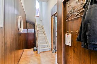 Deze ruime, charmante stadswoning is schitterend gelegen vlakbij het Simon Stevinplein en bevindt zich dus op wandelafstand van grootwarenhuizen, restaurants, het station, 't zand, enz... <br /><br />De woning is op vandaag instapklaar met een gunstig epc, conforme elektriciteit en een asbestveilig attest.<br /><br />Indeling als volgt; <br />-Ruime kelder in gebruik als wasberging en keuken<br />-Living en eethoek, koer<br />1ste verdieping: Berging, slaapkamer met badkamer en toilet<br />2de verdieping: Slaapkamer met badkamer en toilet<br />3de verdieping: Verder af te werken slaapkamer met badkamer<br /><br />Verdieping 1 is vergund als b&amp;b kamer en beschikt over een mooi, aantoonbaar inkomen. <br /><br />Kortom een charmante stadswoning centraal in Brugge met vergunde gastenkamer!<br /><br />Contacteer Nathan voor een bezoek of meer informatie:<br />0471 49 45 39<br />nathan.peellaert@albert.immo