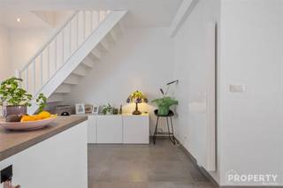 Indeling:Gelijkvloers: inkomhal, ruime leefruimte met open keuken, eetruimte, berging of bureau ruimte, wasruimte & koerEerste verdiep: badkamer...