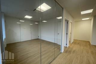 <strong>Instapklare kantoorruimte </strong>van <strong>135 m²</strong> in Groot-Bijgaarden<br />Deze instapklare kantoorruimte geniet van een strategische ligging op slechts 700 meter van de op- en afrit Sint-Agatha-Berchem (R0), met een vlotte verbinding naar de E40. Ook met het openbaar vervoer is de bereikbaarheid uitstekend: het station van Groot-Bijgaarden ligt op amper 400 meter.<br /><br />Lichtrijke kantoorruimte met een efficiënte en functionele indeling. De ruimte beschikt over een volledig uitgeruste kitchenette met vaatwasser, een aangename eetruimte, moderne vergaderzalen met glazen wanden en aparte one-to-one ruimtes voor discreet overleg. Grote raampartijen met dubbele beglazing zorgen voor een aangename werksfeer, terwijl een douche het geheel vervolledigt.<br /><br />Het kantoor maakt deel uit van het verzorgde Westpoint Business Park, dat ruime parkeermogelijkheden biedt. Ideaal voor bedrijven die op zoek zijn naar een moderne, efficiënte en vlot bereikbare werkplek.<br /><br />Neem contact op met <strong>PANORAMA B2B</strong> voor meer informatie, plannen of een vrijblijvend plaatsbezoek via<strong> 0477 09 00 09.</strong>