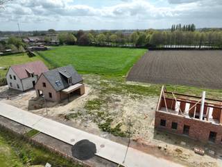 In de Walstraat te Koolskamp heeft All-Bouw nog <strong>3 percelen te koop voor halfopen bebouwing, variërend van 366m² tot 387m²</strong>. Elk perceel is zuidgericht, zodat je optimaal kunt genieten van het zonlicht in zowel je woning als je tuin. Of je nu een ruime tuin wilt om te ontspannen of een zonovergoten woonkamer, deze percelen bieden alles wat je nodig hebt om je ideale thuis te realiseren.<br /><br /><strong>Rust, natuur en ruimte voor het gezin.</strong><br /><br />Dit project combineert kwaliteit en leefbaarheid in een landelijke omgeving waar rust, ruimte en duurzaamheid centraal staan. De kindvriendelijke ligging in een doodlopende straat zorgt voor een veilige woonomgeving, terwijl het uitzicht over de omliggende velden de verbinding met natuur versterkt.<br /><br /><strong>Een duurzame thuis die bij je past.</strong><br /><br />Met diverse perceelgroottes kun je jouw ideale woning realiseren, precies zoals jij het wilt. Deze verkaveling stimuleert de bouw van energiezuinige woningen, afgewerkt met duurzame materialen. Koolskamp biedt niet alleen een gezellige dorpssfeer met voorzieningen dichtbij, maar ook de kans om een woning te creëren die klaar is voor de toekomst.<br /><br /><strong>Vlotte verbinding naar omliggende steden.</strong><br /><br />Naast de rust en het groene karakter van Koolskamp biedt deze verkaveling ook een uitstekende bereikbaarheid. Binnen slechts 5 minuten rijd je de E403 op, waardoor je vlot in de richting van Brugge of Roeselare reist. Ook de dichtsbijzijnde supermarkt en dagelijkse voorzieningen zijn snel bereikbaar.