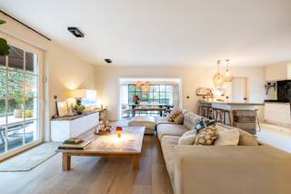 In een rustige en residentiële villawijk te Knokke, op fiets- en wandelafstand van het centrum, bevindt zich deze alleenstaande, instapklare woning die enkele jaren geleden met veel smaak en charme werd gerenoveerd. Deze woning is ideaal voor wie op zoek is naar een instapklaar en gemakkelijk te onderhouden huis op een rustige maar uiterst centrale ligging in Knokke.<br /><br />Indeling: inkomhal met vestiaire en gastentoilet. De gezellige leefruimte is ingedeeld in een eet- en zithoek en sluit aan op de open, volledig ingerichte keuken. De woonkamer en de keuken geven directe toegang tot de mooie zonneterrassen rondom de zonnekant van het huis. De woning beschikt over twee volwaardige slaapkamers, elk met hun eigen badkamer. De master bedroom is uitgerust met een dressing en een stijlvolle badkamer met inloopdouche, dubbele lavabo en toilet. De tweede slaapkamer beschikt over een badkamer met ligbad. Er is voldoende bergruimte voorzien. <br /><br />Buiten geniet u van een onderhoudsvriendelijke tuin met uitstekende privacy en meerdere zonovergoten terrassen rondom de woning. Op het terrein is er voldoende parkeergelegenheid voor meerdere wagens.<br /><br />Extra troeven zijn het energielabel C, een conforme elektrische installatie, asbestveilig attest en de aanwezigheid van zonnepanelen.<br /><br />📞 Bezoeken uitsluitend op afspraak<br />Contacteer Willem Cauwels via 0477/60.12.16