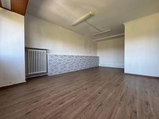 Op te frissen appartement gelegen op de tweede en derde verdieping in een rustig en kleinschalig residentie. Openbaar vervoer en invalswegen zijn eenvoudig toegankelijk. Kortbij het strand en de Oosteroever, de ideale plek om te genieten van de natuur en om uit te waaien. Het appartement biedt een bewoonbare oppervlakte van maar liefst 110m², aangevuld met een aangename terraszone. <br /><br />Indeling:<br />- 2° verdieping: inkomhal – leefruimte 22m² met een halfopen keuken voorzien van spoelbak, koelkast met diepvriesvak, kookplaat, dampkap en oven – badkamer ingericht met douche, lavabomeubel en handdoekradiator - apart toilet – 2 slaapkamers (13m² - 9m²) - terras met berging;<br />- 3° verdieping: hal – 3 kamers (16m² - 12m² - 9m²) - badkamer 4m².<br /><br />Het pand strekt zich uit over twee verdiepingen en wordt beschouwd als één enkele entiteit. Het derde verdiep vraagt een opsmuk.<br />De flexibele opbouw leent zich perfect voor creatieve woonvormen zoals kangoeroewoonst, co-housing of het combineren van wonen en werken onder één dak.<br /><br />Extra's:<br />- Rustig en kleinschalige residentie<br />- Gratis parkeergelegenheid voor de deur aanwezig<br />- Geen inkijk<br />- Lage onkosten gemene delen<br />- Privatieve kelder op '-1' aanwezig<br />- Woonvriendelijke en residentiële ligging