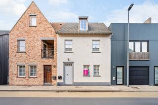 <span>Deze luxueuze afgewerkte woning is gelegen in het centrum van Staden.</span><br /><br /><span><span>De woning is als volgt ingedeeld: </span><br />Op het gelijkvloers: inkomhal, vestiaire, gastentoilet, ruime woonkamer, geïnstalleerde keuken met aparte bergruimte/wasplaats, veranda en gezellige tuin. <br />Op het verdiep: 3 slaapkamers waarvan één master bedroom met terras, grote dressing (mét maatkasten), badkamer (bad, douche en lavabomeubel). <br />Er is tevens een grote zolderruimte.<br /><br />De woning beschikt eveneens over 2 garages (22 m2 - 32 m2). Deze kunnen samen met de woning aangekocht worden (prijs op aanvraag).<br /></span><br /><span>PLUSPUNTEN:</span><br /><span>- ENERGIEZUINIG</span><br /><span>- AFGEWERKT OP MAAT </span><br /><span>- ELEKTRICITEIT CONFORM <br />- VENTILATIE TYPE D<br />- REGENWATERPUT 10.000L<br /></span>