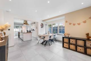 Instapklare, volledig gerenoveerde halfopen bebouwing in doodlopende straat te Nieuwkerken-Waas<br /><br />Welkom in deze prachtig gerenoveerde halfopen woning, rustig gelegen in een doodlopende straat in Nieuwkerken-Waas, met een uitstekende bereikbaarheid en alle voorzieningen vlakbij Sint-Niklaas.<br /><br />De ligging is een grote troef: op wandelafstand van het treinstation (verbindingen naar Gent en Antwerpen), met vlotte fietsverbinding en snelle aansluiting op E17 en E34. In de directe omgeving vind je supermarkten, bakkers, slager, frituren, apotheek, een shoppingcenter en het Provinciaal Domein De Ster voor sport en ontspanning.<br /><br />De woning biedt ca. 166 m² bewoonbare oppervlakte en werd volledig gerenoveerd met kwalitatieve materialen. Ze is instapklaar, energiezuinig (EPC B) en onderhoudsvriendelijk, zowel binnen als buiten.<br /><br />Via de inkomhal bereik je een praktische berging met aansluiting voor wasmachine en droogkast. Extra berging is voorzien in de kelder.<br /><br />De lichtrijke woonkamer met grote raampartijen sluit aan op de open, volledig uitgeruste keuken - ideaal om gezellig samen te koken en te genieten.<br /><br />Op de eerste verdieping bevinden zich twee slaapkamers en een badkamer. De tweede verdieping telt een derde slaapkamer met ingemaakte kasten.<br /><br />De onderhoudsvriendelijke tuin met vijver en terras vormt een extra troef. De vijver is momenteel veilig afgewerkt voor kinderen en huisdieren, maar kan aangepast worden of omgevormd tot zwemvijver.<br /><br />Verder beschikt de woning over een ruime aparte garage, een oprit voor twee à drie wagens en voldoende parkeergelegenheid in de straat.<br /><br />Ideaal voor wie comfortabel en zonder renovatiestress wil wonen op een strategische locatie.<br /><br />Beschikbaar begin oktober.