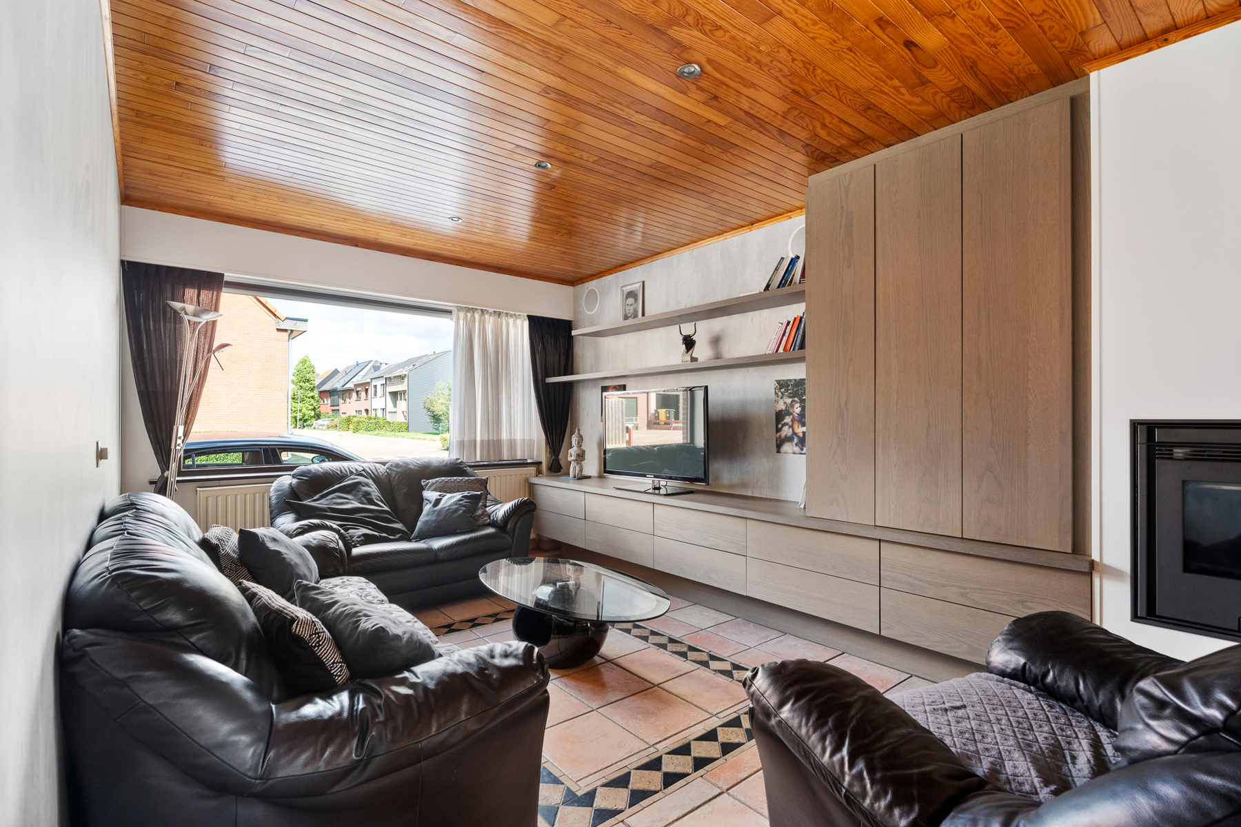 Lichtrijke woning met ruime indeling en sterk potentieel - foto 3