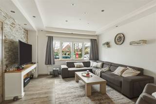 Deze instapklare woning werd volledig gerenoveerd en behaalt een gunstig EPC B. Gelegen in Schoten woon je hier op een vlot bereikbare locatie,...