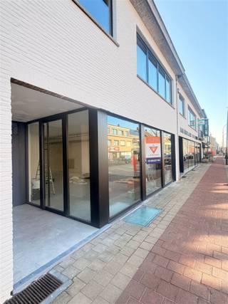 CENTRAAL GELEGEN  HANDELSPAND / KANTOREN 235M² + TERRAS 44M² OP TOPLOCATIE TE 'S-GRAVENWEZEL ( SCHILDE) Recent gemoderniseerd gebouw, zowel...