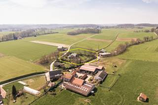 Deze woning is gelegen op een prachtige en rustige locatie in Lubbeek, op de grens met Holsbeek (Sint-Pieters-Rode) op een perceel van 26a55 ca...