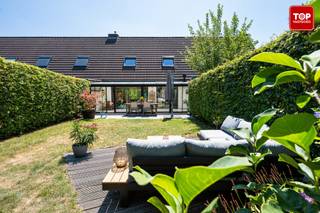 Deze instapklare woning is gelegen in de geliefde Camille d'Havestraat, een rustige en groene verkaveling met bosjes, wandelwegjes en een vijver vlakbij. Aansluitend bevindt zich de door Stad Gent beschermde groenzone Oude Bareel, wat deze buurt een bijzonder aangenaam karakter geeft. Winkels, scholen, horeca en openbaar vervoer liggen vlakbij, net als de belangrijkste invalswegen en het centrum van Gent.<br /><br />De woning werd in augustus 2021 grondig gerenoveerd met aandacht voor kwaliteit, comfort en energiezuinigheid. Zo werden hoogrendementsramen en -deuren van Deceuninck geplaatst, het dak, de spouwmuren en de verdieping volledig geïsoleerd en de plafonds vernieuwd. De badkamer en het sanitair werden volledig vernieuwd, net als de vloer op de bovenverdieping en in de veranda.<br /><br />Verwarming gebeurt via energiezuinige warmtepompen, die tegelijk ook voor airconditioning zorgen. Daarnaast zijn er een warmtepompboiler en een pelletkachel die via afstandsbediening of smartphone bediend kan worden. Het resultaat is een uitstekende energiescore met EPC-label A.<br /><br />De woning beschikt over 4 slaapkamers waarvan één ingericht is als bureau / dressing. Verder is er nog een inpandige garage. <br /><br />Een verzorgde, energiezuinige woning op een locatie waar groen, rust en bereikbaarheid perfect samengaan. Contacteer Top Vastgoed voer een bezoek op 0475 700 700.