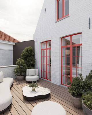 Residentie Gruuthuyse - Een meesterwerk aan de Dijver.<br />Dit royaal appartement met<strong> 2 slaapkamers en 2 badkamers en groot zonneterras</strong>, maakt deel uit van een uitzonderlijk, kleinschalig renovatieproject op een absolute <strong>toplocatie</strong> in het historische hart van Brugge.  Op wandelafstand van de Markt, trendy boetieks, Minnewaterpark, musea en culinaire hotspots.<br />Voor dit project hebben <strong>architectenbureau Dugardyn</strong> en <strong>interieurarchitect Philip Simoen</strong> hun krachten gebundeld.<br /><br />Dit high-end afgewerkt heeft een uniek <strong>zonneterras (27m<sup>2</sup>)</strong> met prachtig zicht op de Onze-LIeve-Vrouwekerk. <strong>Totale oppervlakte: 175m<sup>2</sup>.</strong> Dit appartement omvat: 1°V: inkomhal met vestiaire en toilet, lichtovergoten leefruimte (met 9m gevelbreedte palend aan de Dijver = fenomenaal uitzicht op het water!!), volledige uitgeruste keuken (o.a. werkblad composietsteen, ultra geëquipeerd met toestellen van Miele,…) met rechtstreekse toegang tot het unieke zonneterras, berging/wasplaats. Glvl: 2 ruime slaapkamers met maatkasten (én beiden uitgevend aan het water, waar je elke ochtend ontwaakt met het mooiste uitzicht van de stad) en elk een eigen ensuite badkamer (uitgewerkt in mortex, Vola kraanwerk, travertin blad...), afz. toilet. <br />Het appartement is verder uitgerust met: eiken parket, het volledige appartement wordt geschilderd (op vliesbehang), verlichting van merk Dark, vloerverwarming, airco, warmtepomp, domotica, videoparlofoon, blokkaderdeuren, glazen deuren in stalen kader, blanco elektriciteit, nieuw schrijnwerk met dubbel glas.… E-peil 56.<br />De koper geniet bovendien ruime inspraak in de keuze van de afwerking op maat, binnen een ruim voorzien budget, onder meer voor keuken, badkamer, parket, mortex en verlichting.<br />Gemeenschappelijke <strong>fietsenberging</strong>, private berging, <strong>lift.</strong><br />Bovendien is er mogelijkheid tot aankoop van <strong>autostaanplaats(en)</strong> in het gebouw. <br />(Dit pand is vastgesteld bouwkundig erfgoed)<br /><br /><strong>Een uitzonderlijk appartement voor wie ruim en verfijnd wil wonen aan het water, met Brugge als dagelijks decor.</strong><br /><br />Meer info, beelden en plannen vindt u op: www.residentiegruuthuyse.be<br />Contacteer ons voor meer informatie of een persoonlijke rondleiding: 050/70 70 70 of info@immosleutel.be<br /><br /> 