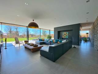 Op een mooi vlak terrein, volledig omheind en naar het zuiden gericht, weg van alle geluidshinder, staat een architecten villa van +-1500m² op...