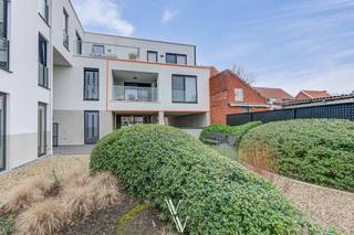 Dit mooi instapklaar appartement is gelegen in het centrum van Oevel, gelegen aan het gemeenteplein. Het appartement kijkt uit op de mooie binnentuin...