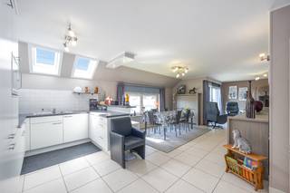 Dit uitzonderlijk <strong>lichtrijke</strong> appartement met <strong>drie volwaardige slaapkamers</strong>, een <strong>zonnig zuidgericht terras (ca. 6 m²)</strong> en een <strong>privatieve kelderberging </strong>bevindt zich op de tweede verdieping van de<strong> stijlvolle Residentie Nîmes, gelegen in het gegeerde domein Golf Azûr</strong> (Warande 7). Een absolute topligging waar rust en nabijheid van zee perfect samenkomen.<br /><br />Dankzij de <strong>centrale maar rustige ligging </strong>geniet u hier van het beste van Middelkerke. Het strand, het nieuwe casino, gezellige restaurants, winkels en openbaar vervoer bevinden zich allemaal op wandelafstand. Alles ligt binnen handbereik, terwijl u toch in alle sereniteit kunt wonen of verblijven.<br /><br />Het appartement werd bijzonder praktisch en functioneel ingericht, met veel aandacht voor lichtinval en wooncomfort. De ruime leefruimte met open keuken geniet van grote raampartijen die uitgeven op het terras, waardoor binnen- en buitenleven mooi in elkaar overvloeien.<br /><br />De <strong>volledig geïnstalleerde keuken </strong>is uitgerust met alle nodige toestellen en sluit naadloos aan op de ruime eetplaats, ideaal voor gezellige momenten met familie en vrienden.<br /><br />Verder beschikt het appartement over een verzorgde badkamer met <strong>douche en lavabo</strong>, een <strong>apart</strong> <strong>gastentoilet</strong> en <strong>drie comfortabele slaapkamers, waarvan één met aansluitende dressing.</strong><br /><br />Het <strong>zuidgerichte terras van ca. 6 m² </strong>is een echte meerwaarde: een aangename en zonnige buitenruimte waar u in alle rust kunt genieten, beschut van de zeewind.<br /><br />Extra bergruimte wordt voorzien dankzij de <strong>berging</strong> in het appartement (met aansluiting wasmachine), de <strong>privatieve</strong> <strong>kelderberging</strong> én de<strong> ruime zolder boven het appartement.</strong><br /><br />Bovendien zijn de <strong>meubels inbegrepen in de prijs</strong>, waardoor deze eigendom volledig instapklaar is.<br /><br />Residentie Nîmes dateert van <strong>2003</strong>, wat als bijkomend voordeel biedt dat er momenteel <strong>geen grote kosten voorzien zijn voor de komende jaren.</strong><br /><br />Troeven van dit appartement:
<ul>
	<li>Zuidgericht terras van ca. 6 m²</li>
	<li>Drie volwaardige slaapkamers</li>
	<li>Rustige topligging vlak bij strand en centrum</li>
	<li>Volledig gemeubeld en instapklaar</li>
	<li>Privatieve kelderberging en ruime zolder</li>
	<li>Ideaal als tweede verblijf of investering</li>
</ul>
<br />Dit appartement combineert <strong>ruimte, licht en ligging</strong> op een unieke manier en vormt de perfecte uitvalsbasis aan zee — zowel voor eigen gebruik als voor vakantieverhuur.<br />Interesse in deze prachtige eigendom? Contacteer ons vandaag nog voor een bezoek en ontdek zelf de charme van dit unieke appartement.<br /> 
