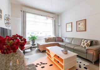 <p><span>Instapklare woning in het centrum van Brasschaat. </span></p><p><span> </span></p><p><span>Deze gezellige woning is gelegen in één van de mooiste straten van Brasschaat op wandelafstand van de vele winkeltjes, restaurants, het park en openbaar vervoer. </span></p><p><span>De rijwoning heeft vooraan ruimte voor twee wagens en fietsen en/of vuilbakken achter de groene haag. </span></p><p><span>Je komt het huis binnen in de inkomhal, met daarachter de woonkamer op parketvloer. De woonkamer is gezellig en opgesplitst in een salon vooraan en een eetkamer in het midden. Achteraan vind je de lichtrijke leefkeuken die volledig ingericht is. Naast de keuken is de wasberging. </span></p><p><span>Achteraan zijn er een mooi zonneterras voorzien van een recent geplaatste luifel en een mooi onderhouden tuin met tuinhuis. </span></p><p><span> </span></p><p><span>Op de bovenverdieping zijn er drie slaapkamers waarvan de masterbedroom voorzien is van airco en een badkamer met recent vernieuwde douche en wastafels. </span></p><p><span> </span></p><p><span>Kers op de taart is de zeer ruime en droge kelder die een zee van opbergruimte biedt. </span></p><p><span> </span></p><p><span>Nog niet helemaal overtuigd? Dan kunnen wij je ook nog melden dat de elektrische keuring conform is, dat de woning voorzien is van zonnepanelen en dat er achteraan screens aanwezig zijn om de leefruimte lekker koel te houden in de zomer. </span></p><p><span> </span></p>