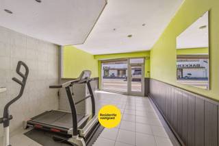 Centraal gelegen in het hart van Oudenburg vindt u dit veelzijdige handelspand met woonst op een perceel van 170 m². Dankzij de combinatie van commerciële ruimte, woongelegenheid en ruime bergingen biedt deze eigendom tal van mogelijkheden voor zelfstandigen, vrije beroepen of investeerders.<br /><br />Op het gelijkvloers bevindt zich de handelsruimte met doorgang naar een gastentoilet en een praktische ruime opbergplaats.<br />Het privé-gedeelte omvat een gezellige leefruimte met gashaard en een ingerichte keuken met toegang tot de koer. Hier vind je ook de trap. naar het verdiep. De eerste verdieping omvat een nachthal, 2 slaapkamers en een badkamer uitgerust met dubbele wastafel, ligbad en toilet. De zolderverdieping biedt bijkomende opslagruimte of derde slaapkamer (zoldertrap met luik)<br /><br />Een grote extra troef is de kleine loods achteraan die gescheiden is door een zonnige koer.<br /><br />Troeven:<br />✔ Centrale ligging in Oudenburg - Commerciële ligging!<br />✔ Handelspand met woonst<br />✔ Ruime opslag- en bergmogelijkheden<br />✔ Ruime zonnige koer aanwezig<br />✔ Bruikbare vloeroppervlakte: 173 m²<br /><br /><br />Ideaal voor wie wonen en werken wil combineren op een vlot bereikbare locatie in het centrum van Oudenburg. Contacteer ons voor meer informatie of een bezoek ter plaatse.