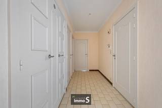 Dit goed onderhouden doch op te frissen appartement is gelegen op 3de verdieping van Res. Menorca. Het appartement bestaat uit: inkomhal met diverse...