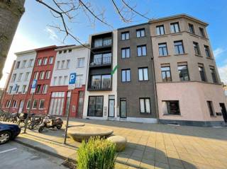 <p><span>Appartement aan park Spoor Noord te Antwerpen. </span></p><p><span> </span></p><p><span>Dit appartement met zeer veel lichtinval is gelegen aan het park Spoor Noord en op een minuutje wandelen van het gezellige Damplein. Het gebouw werd enkele jaren geleden volledig vernieuwd en beschikt bijgevolg over alle nodige comfort. </span></p><p><span>Je komt binnen in de verrassend ruime woonkamer met ramen van plafond tot op de vloer en met toegang tot het kleine terras. Aan de woonkamer ligt de open keuken met eettoog, ingericht met inductie kookplaat, dampkap, oven en ijskast. Via de slaapkamer op laminaat kom je in de badkamer met douche, wastafel en toilet. </span></p><p><span>Dankzij de recente vernieuwingen is het appartement ook energiezuinig, maar het grootste pluspunt van dit appartement is het uitzicht over het park. <br /><br /></span></p><p><span>Beschikbaar vanaf 01/06/2026</span></p><p><span>Vaste kosten :  50,-  euro per maand ( inclusief kuisen gang, elektriciteit en water alg delen)</span></p>