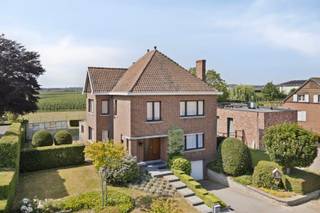 Deze statige vrijstaande woning, gebouwd in 1963, bevindt zich op een perceel van 1.338m² en combineert ruimte, licht en een unieke ligging. Dankzij de grote raampartijen geniet je binnen van een overvloed aan natuurlijk licht en buiten van prachtige vergezichten over het omliggende agrarische gebied. Hier ben je verzekerd van rust én een blijvend groen kader.<br /><br />Indeling:<br /> x Ruime inkomhal met authentieke uitstraling<br /> x Brede woonkamer met veel lichtinval<br /> x Grote keuken met ontbijthoek<br /> x Gelijkvloerse badkamer, toilet en praktische wasplaats<br /> x Aansluitend een salon/polyvalente ruimte met zicht op de tuin.<br /> x Op de verdieping: 3 zeer ruime slaapkamers, wastafel voorzien in de nachthal<br /> x Zolderruimte aanwezig, toegankelijk via een valtrap<br /> x Volledig kelder met bergruimte, CV en garage.<br /><br /> x Grote achtertuin en terras (+- 1.000m²).<br /><br />De woning is gelegen in het charmante dorp Wintershoven bij Hasselt, op slechts 5 minuten rijden van de E313, wat zorgt voor een vlotte verbinding richting Hasselt, Tongeren en Antwerpen. Tegenover de woning kijkt u uit op de inrijlaan van kasteel Desseneer, omzoomd door elegante bomenrijen. Zowel voor- als achteraan grenst de woning aan agrarisch gebied, waardoor u in alle seizoenen geniet van een weids en groen uitzicht.<br /><br />Door de enkele beglazing en afwezige isolatie is het energiepeil momenteel F, waardoor je recht hebt op een aantal renovatiepremies en de woning volledig naar eigen smaak kan renoveren.<br />Het perceel is gelegen in woongebied met landelijk karakter en een stukje achteraan in agrarisch gebied.<br /><br />INTERESSE?<br />Plan dan snel een bezoek door te bellen naar 012 23 00 23 of stel je vragen aan roland@immo-leroi.be.
