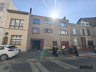 Verzorgde en vlot in te rijden garagebox met kantelpoort in centrum Oostende. De box is perfect rechtdoor in te rijden zonder manoeuvreren en biedt, naast ruimte voor een voertuig, ruim voldoende plaats voor extra opslag. De residentie zelf is in te rijden via een automatische poort. Lichtpunt en stopcontact zijn voorzien in de box. Afmetingen: 10,00 (korte zijde 8,00) x 2,95