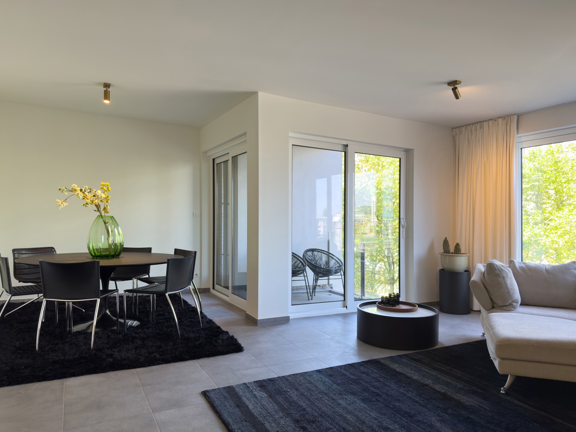 Ruim, volledig vernieuwd appartement met private parking - foto 1