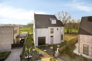 VERKOOP ONDER REGISTRATIERECHTEN !Deze karaktervolle casco-woning met een bruto bewoonbare oppervlakte van 336,21 m² (gelijkvloers, verdieping en...