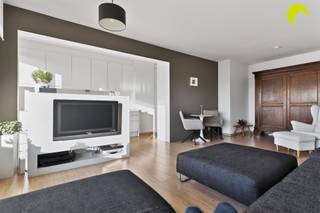 <p><span>In het rustige, groene deel van de Fruithoflaan vinden we in residentie "Le Gerlache" dit instapklaar 1-slpk. appartement met terras. </span></p><p><span>Het appartement ligt op de 8e verdieping en werd in 2008 stijlvol gerenoveerd.</span></p><p><span>Ook positief is het EPC-label B, een conform attest elektriciteit en de mogelijkheid tot aankoop van aan ondergrondse garagebox. (€ 25.000)</span></p><p><span> </span></p><p><span>Indeling:</span></p><p><span>We nemen de lift naar de 8de verdieping. Bij het binnenkomen in het appartement valt meteen op hoeveel daglicht er is dankzij de grote raampartijen aan de westzijde.</span></p><p><span>De vernieuwde, open keuken is voorzien van veel kastruimte en beschikt over alle nodige toestellen. </span></p><p><span>Aan de aangename living van ca 25m² paalt het terras van ca 13m². Hier geniet u van de namiddag- en avondzon.</span></p><p><span>Via de kleine nachthal hebben we tot slot toegang tot de slaapkamer van ca 11m², apart toilet en de badkamer. Deze werd voorzien van een douche, lavabomeubel en aansluitingen voor wasmachine.</span></p><p><span> </span></p><p><span>In de kelder is er nog een privatieve berging alsook een gemeenschappelijke fietsenstalling.</span></p><p><span> </span></p><p><span>Graag som ik nog even de troeven voor je op:</span></p><p><span>- instapklaar appartement</span></p><p><span>- centrale ligging op het groenste deel van de Fruithoflaan</span></p><p><span>- gunstig EPC, conforme elektriciteit</span></p><p><span> </span></p><p><span>nuttige informatie:</span></p><p><span>EPC 125 kWh/m²j</span></p><p><span>P-score: D  en G: score A</span></p><p><span>Oppervlakte volgens meting EPC</span></p><p><span> </span></p><p><span>Voor een bezoek ter plaatse kan u ons contacteren op het nummer 03 449 42 41 of mail ons via <span>hallo@habicom.be</span></span></p><p><span>Benieuwd naar de waarde van jouw woning?  Check het gratis op <span>www.watismijnhuiswaard.be</span></span></p><p><span> </span></p>