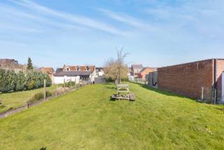 Building Plot for Semi-Detached House for Sale in the Center of HerzeleThis centrally located building plot offers the perfect opportunity to build...