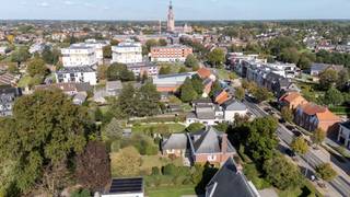 <p>Aan de rand van Hoogstraten bevindt zich deze statige villa, op wandelafstand van het centrum, winkels en horecazaken. De woning combineert royale ruimtes en karaktervolle elementen met een prachtig zicht op de groene tuin, waar u in alle rust en privacy kunt genieten.</p>
<p>Via de ruime inkomhal met gastentoilet en vestiaire komt u in de imposante traphal. Verder vindt u hier een bureel met ingemaakte kasten en een sfeervolle woonkamer met open haard. Grote raampartijen bieden een aangenaam uitzicht op de tuin. Ook de leefkeuken kijkt uit op het groen en is uitgerust met een Aga-fornuis en tal van ingemaakte kasten. Aansluitend bevinden zich een praktische bijkeuken met wasplaats en een extra vestiaire, met rechtstreekse toegang tot de tuin. In het bijgebouw bevindt zich bovendien een ruimte voor huishoudelijke apparaten, bereikbaar via een tussenruimte. De garage biedt plaats aan twee wagens achter elkaar. Via een vlizotrap bereikt u vanuit de garage de zolder.</p>
<p>Op de eerste verdieping bevinden zich vijf ruime slaapkamers en één kleinere kamer, evenals een badkamer. De kleinere kamer biedt de mogelijkheid om een tweede badkamer in te richten. Een vaste trap leidt naar de zeer ruime zolder, die gedeeltelijk geïsoleerd is.</p>
<p>De woning beschikt over ruime kelders met een goede plafondhoogte, waaronder een provisiekelder, wijnkelder en stookkelder met mazoutverwarming. Achteraan strekt zich een diepe, westelijk georiënteerde tuin uit, met prachtige bomen en veel privacy. Dankzij de volwassen beplanting geniet u hier in alle rust, zonder inkijk van de buren.</p>
<p>Een karaktervolle villa met veel ruimte, praktische aanhorigheden en een uitzonderlijke tuin, op een bijzonder gunstige locatie nabij het centrum van Hoogstraten.</p>
<p>De woning is gelegen aan de Lodewijk De Konincklaan in Hoogstraten, op een gunstige locatie vlak bij het centrum. De levendige winkelstraat De Vrijheid, met haar gevarieerd aanbod aan winkels, speciaalzaken en horeca, bevindt zich op korte afstand. VisitHoogstraten</p>
<p>Ook op het vlak van bereikbaarheid is de ligging bijzonder praktisch. Hoogstraten heeft een vlotte aansluiting richting de E19 Antwerpen–Breda, terwijl station Noorderkempen in Brecht en verschillende busverbindingen bijkomende mogelijkheden bieden voor het openbaar vervoer.</p>