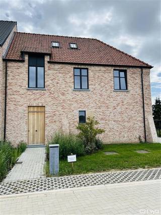 NIEUWBOUWPROJECT 'T VELD – MODERN WONEN OP EEN PRACHTIGE LOCATIE

Te koop: Luxe nieuwbouwwoning in Viersel

Welkom in 'T VELD, hét nieuwe woonproject op een werkelijk prachtige locatie.
Hier woon je in een oase van rust met alle voorzieningen binnen handbereik.

Luxueuze BEN-woning te koop met een hoogwaardige afwerking.
Deze lichtrijke halfopen bebouwing is gelegen op een absolute toplocatie!
De woning kan volledig afgewerkt worden binnen de normale aktetermijn van 4 maanden.

Kenmerken:

•	Prachtige BEN-woning
•	Klassieke architectuur met hoogwaardige afwerking
•	3 slaapkamers + afgewerkte zolder met mogelijkheid tot 2 extra slaapkamers, badkamer, extra ruime berging, prachtige tuin en 
        privé parkeerplaats onder luxe-carport met groot tuinhuis
•	Zonnepanelen en warmtepomp
•	Oppervlakte: 354 m²
•	Bewoonbare oppervlakte: 192 m²
•	Zuid-West tuin
•	Locatie: Salvialaan 42, 2240 Viersel

Een droomplek om te wonen!

De woning is gelegen dichtbij de toegang tot E313 (Massenhoven) en E34 (Oelegem)

Financiële informatie

Prijs € 559.741
  - Grond € 182.917
  - Constructie € 376.823
Kosten € 101.083
  - Registratierechten € 21.950
  - BTW € 79.133
Totaal excl. notariskosten € 660.824

Mis deze kans niet!
Contacteer ons vandaag nog en ontvang als eerste informatie over deze prachtige woning.

Contact: 03-320.26.50 - info@century21vyta.be