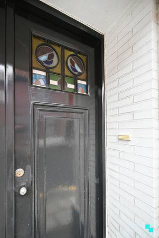 Prachtige burgerwoning uit de jaren '30 gelegen in het centrum van Wevelgem en beschikkende over twee slaapkamers en diverse authentieke elementen...