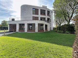 PLUSPUNTEN VAN HET PROJECT:<br />+ zongerichte oriëntatie<br />+ groene omgeving<br />+ grote terrassen<br />+ ruime appartementen<br />+ exclusiviteit ten top<br />+ energieneutraal<br />+ dakterrassen en groendaken<br />+ ventilatie D<br />+ warmtepomp lucht/water<br />+ vloerverwarming<br /><br />AANNEMERS:<br />+ keuken:Sleurs & Vangompel<br />+ badkamer: Facq<br />+ vloeren: 4D tegels<br /><br />FINANCIERING:<br />Opgelet: voor woningen gelegen in België zijn enkel Belgische hypotheken mogelijk. Maak tijdig een afspraak zodat u zich op voorhand kan bevragen over de mogelijkheden.<br />Kandidaat-kopers die hun financiële plaatje al hebben voorbereid, wekken altijd meer vertrouwen.<br /><br />SUCCESVOL VERKOPEN?<br />Dankzij succesvolle transacties zijn wij steeds op zoek naar nieuw aanbod. Overweegt u te verkopen of te verhuren? Informeer vrijblijvend naar onze werkwijze.<br /><br />HOUD ME OP DE HOOGTE:<br />Niet gevonden wat u zocht? Schrijf u gratis in op onze website zodat u vrijblijvend op de hoogte wordt gebracht van nieuw aanbod: https://www.immosign-plus.be/nl/hou-me-op-de-hoogte/<br /><br />Wilt u graag meer weten over deze instapklare luxueuze appartementen? Contacteer ons dan voor vrijblijvende info op +32 89 87 03 67 of elke@immosign-plus.be. Tot binnenkort?