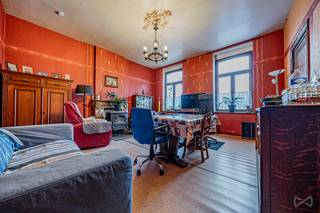 Gelegen op de taalgrens tussen Landen en Lincent bevindt deze oude hoeve zich aan het einde van een doodlopende straat, in een idyllische omgeving...