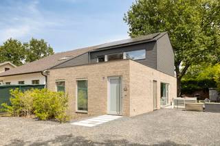 Welkom op de Populierenstraat 35 te Kuringen-Hasselt. Deze moderne woning is gelegen in een bijzonder gegeerde en rustige buurt. Hier geniet u van het comfort van een fijne woonomgeving, terwijl het bruisende stadscentrum van Hasselt zich op een boogscheut afstand bevindt. Een toplocatie die het beste van twee werelden combineert!Deze recente woning (bouwjaar 2018) staat op een mooi perceel van 4 are 50 centiare en beschikt over een comfortabele bewoonbare oppervlakte van circa 140 m². Met een gunstig EPC-label A en het officiële kenmerk van een BEN-woning (Bijna-Energie-Neutraal), inclusief 12 zonnepanelen, is deze woning een absolute koploper op het vlak van energiezuinigheid.Bij het betreden van de woning komt u terecht in de inkomhal, die toegang biedt tot de lichte, open leefruimte. Dankzij de grote raampartijen geniet u hier van een prachtig zicht op de tuin. In deze leefruimte bevindt zich de moderne open keuken, met direct daarnaast een praktische, aparte berging. Extra troef op het gelijkvloers, is de aanwezigheid van een eerste slaapkamer met een eigen, aangrenzende badkamer.Op de eerste verdieping vindt u nog eens twee volwaardige slaapkamers terug, evenals een tweede badkamer en een aparte dressing.Via het zolderluik heeft u toegang tot de zolderverdieping, die perfect kan dienen als extra opbergruimte.Buiten vindt u de gezellige tuin waar het heerlijk vertoeven is met 2 aparte terrassen en zithoeken voorzien.Bent u op zoek naar een instapklare, recente, energiezuinige BEN-woning met 3 slaapkamers en 2 badkamers?Neem dan vandaag nog contact met ons op voor meer informatie of een bezichtiging op onze bezoekdag. De eigendom wordt aangeboden via de Pre-sale formule. Op 08/07/2026 tussen 16:00 en 18:00 kan u de woning op afspraak komen bezichtigen en een bod uitbrengen. De vermelde prijs is een instelprijs. Voor meer info, gelieve contact op te nemen met de dossierverantwoordelijke.Bestuursmaatregelen in het maatregelenregister: nee