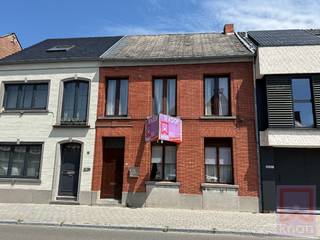 Op een centrale ligging in Geel-centrum bevindt zich deze te renoveren, verrassend ruime gezinswoning met 4 slaapkamers, een ruime zolder, achterliggende berging en tuin.<br />De woning biedt een interessante basis voor wie op zoek is naar een renovatieproject met veel potentieel. Dankzij de praktische indeling, de mooie leefruimtes en de extra zolderruimte kan deze woning volledig naar eigen smaak en hedendaagse normen worden ingericht.<br />Indeling<br /><br />Op het gelijkvloers betreedt u de woning via de inkomhal met trap. Vooraan bevindt zich de leefruimte. Aansluitend is er een ruime keuken van, met achteraan de badkamer. Verder beschikt het gelijkvloers over een afzonderlijk toilet/wasplaats.<br />Op de eerste verdieping zijn er 3 ruime slaapkamers van respectievelijk ca. 16 m², 13 m² en 9 m². Op de zolderverdieping werd er een 4de slaapkamer gemaakt<br />De zolderverdieping biedt bijkomende ruimte en kan, mits de nodige werken, verder benut worden als hobbyruimte, stockage of bijkomende kamer.<br />Achteraan bevindt zich nog een ruime berging/bijgebouw, ideaal als opslagruimte, werkruimte of uitbreiding van het tuincomfort.<br /><br />Troeven<br />Centrale ligging in Geel<br />3 slaapkamers<br />Ruime leefruimte en aparte keuken<br />Zolder met extra mogelijkheden<br />Achterliggende berging/bijgebouw<br />Stadstuin<br />Interessant renovatieproject met veel potentieel<br />Perceel van ca. 290 m²<br />EPC-oppervlakte: 180 m²<br /><br />Technische gegevens<br />EPC: label E - 444 kWh/m² jaar<br />Renovatieverplichting van toepassing<br />Elektrische installatie: niet conform<br />Asbestattest: niet-asbestveilig<br />P-score: A<br />G-score: A<br />Bodemattest: blanco<br />Geen Vlaams voorkooprecht<br />Kadastraal inkomen: €463<br />Bouwjaar volgens kadaster: 1961<br />Deze woning is ideaal voor kopers die op zoek zijn naar een betaalbare woning met renovatiepotentieel op een centrale locatie in Geel.
