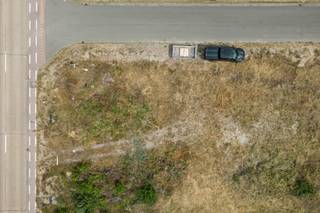 <p><span>Aan de hoek van de Meistraat en Strunkelstraat in Witgoor, Dessel, bevindt zich dit perceel bouwgrond van 534 m² voor halfopen bebouwing. De ligging combineert een aangename woonomgeving met een goede bereikbaarheid en vlotte verbindingen naar de omliggende gemeenten.</span></p>
<p><span>Het perceel heeft een straatbreedte van 11,13 meter en is zuidelijk georiënteerd, waardoor de toekomstige tuin volop van de zon kan genieten. Er kan een woning worden opgericht met een bouwbreedte van circa 10 meter en een bouwdiepte van 13 meter. Dankzij de goedgekeurde verkaveling zijn de nodige nutsvoorzieningen reeds voorzien, wat zorgt voor een vlotte start van het bouwproject.</span></p>
<p><span>De locatie biedt een mooie basis voor wie zelf een woning wil realiseren in een aangename omgeving. De combinatie van de zuidgerichte oriëntatie, de ruime perceeloppervlakte en de praktische bouwmogelijkheden maakt dit lot bijzonder interessant.</span></p>
<p><span>Troeven:</span><br /><span>• 534 m² bouwgrond voor halfopen bebouwing</span><br /><span>• Zuidgerichte oriëntatie</span><br /><span>• Goedgekeurde verkaveling</span><br /><span>• Nutsvoorzieningen reeds voorzien</span></p>