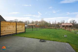 Op een aangename locatie in Heist-op-den-Berg bevindt zich deze moderne en uiterst energiezuinige nieuwbouwwoning, ideaal voor wie comfortabel en toekomstgericht wil wonen. De woning voldoet aan de strengste energienormen met een uitzonderlijk E-peil van minder dan 0 (A+) (E-peil -16) en combineert hedendaagse architectuur met duurzame technieken en een ruime indeling. Dankzij zonnepanelen, een warmtepomp, vloerverwarming, ventilatiesysteem D+, driedubbele beglazing en aluminium schrijnwerk woont u hier bijna energieneutraal met een uitzonderlijk wooncomfort. Dankzij de vlotte verbinding met het centrum van Heist-op-den-Berg, Herenthout, Wiekevorst en omliggende gemeenten geniet u hier van een perfecte balans tussen rust en bereikbaarheid.<br /><br /><strong>Benieuwd naar deze unieke woonbeleving? Neem alvast een kijkje in de woning klik hier.</strong><br /><br />We betreden de woning via de inkomhal met gastentoilet. De lichtrijke leefruimte van 31 m² vormt het hart van de woning en biedt plaats voor een gezellige zithoek en eetruimte. Dankzij de grote raampartijen geniet u hier van een aangename lichtinval en een vlotte verbinding met het terras en de tuin. De buitenruimte bestaat uit een mooi aangelegde zonnige tuin en een ruim terras van 24 m², ideaal om in alle privacy te ontspannen of gasten te ontvangen. De keuken is volledig uitgerust met kwaliteitsvolle toestellen, zijnde met oven, microgolfoven, inductiekookplaat, met aansluitend een ruime berging. Vooraan in de woning vinden we nog een ruime plaats voor een bureau of speelruimte voor de kinderen. De woning beschikt bovendien over een carport en een ruime oprit met voldoende parkeergelegenheid.<br /><br />Via de ruime nachthal bereiken we drie slaapkamers, waarvan de master bedroom beschikt over een ruime dressing, de badkamer met zowel een bad als een douche, een linnenkamer/aparte dressing en een afzonderlijk toilet. De kamers zijn flexibel inzetbaar als slaap-, werk- of hobbyruimte. Via een vaste trap bereiken we de ruime zolderverdieping, die kan worden ingericht als extra slaapkamers of als polyvalente ruimte. Deze ruimte is eveneens ideaal als hobbyruimte of thuiswerkplek.<br /><br />Deze hedendaagse woning is uitgerust met zonnepanelen, een warmtepomp, vloerverwarming en een hoogrendementsventilatiesysteem (type D+), wat resulteert in een minimaal energieverbruik en lage energiekosten. Dankzij deze duurzame technieken geniet u bovendien van bijzonder lage maandelijkse energielasten. Kortom: met een bewoonbare oppervlakte van maar liefst 213 m² op een perceel van 500 m² biedt de woning volop ruimte voor gezinnen, met drie slaapkamers (uitbreidbaar tot vijf), twee toiletten en één badkamer. De woning is volledig instapklaar en onmiddellijk beschikbaar. De woning beschikt over voldoende parkeerplaats op de oprit en is uitgerust met een carport.<br /><br /><strong>De verkoop valt onder het btw-stelsel met 21% btw op de constructie en 12% registratierechten op de grond. Een simulatie is beschikbaar op aanvraag.</strong><br /><br />Een uitstekende opportuniteit voor wie op zoek is naar een ruime en energiezuinige nieuwbouwwoning op een goed bereikbare locatie. Ideaal voor gezinnen die meer ruimte zoeken, kopers die een kwalitatieve nieuwbouw wensen zonder bouwzorgen, tweedekopers die comfort en energiezuinigheid belangrijk vinden of thuiswerkers dankzij de aparte bureauruimte en de grote zolder. Contacteer ons gerust voor meer informatie via info@boonstravastgoed.be of via 0473/27 88 57, of voor het inplannen van een bezoek ter plaatse.<br /><br />Bijzonderheden:<br />- Driedubbele beglazing<br />- Aluminium schrijnwerk<br />- BEN-woning (E-peil -16)<br />- Carport met ruime oprit<br />- Badkamer met bad én douche<br />- 3 slaapkamers (mogelijkheid tot 5)<br />- Instapklaar en onmiddellijk beschikbaar