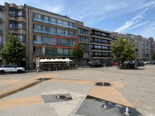 <p>Het appartement is gelegen op wandelafstand van winkels, scholen, Brielmeersen, Leietheater,… </p><p>Op de tweede verdieping bereikbaar met de lift vind u dit ruim en lichtrijk appartement. </p><p></p><p>De indeling is als volgt: inkom voorzien van gastentoilet, lichtrijke woonkamer met openzicht, keuken voorzien van kookplaat, oven en dampkap, aanpalend is er een ruime praktische berging met de nodige aansluitingen, twee volwaardige slaapkamers met een open zicht en een badkamer die beschikt over een douche, ligbad en twee lavabo’s. </p><p></p><p>U heeft een balkon aan de voorzijde en de achterzijde van het gebouw dus u kan genieten van zowel de ochtend als de namiddag zon.</p><p></p><p>Algemene kosten € 50</p>