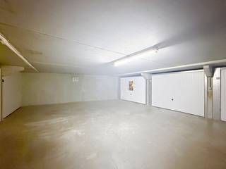 Deze vlot inrijbare garagebox is gelegen op -1 in de Duinenstraat, op de hoek met de K. Mercierstraat, net achter de Zeedijk.Afmetingen van deze...