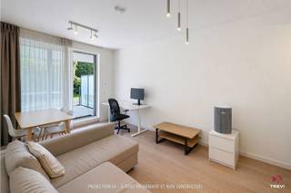 <p><b>ETTERBEEK – </b>Tussen Montgomery, Mérode en het Jubelpark, ideaal gelegen in het recente complex, "Aquila Garden“, een ONBEMEUBELD appartement van ±58 m² in het hart van het project, gelegen op de begane grond.</p>
<p><u>Op de begane grond</u> :</p>
<ul>
<li>Entreehal met apart toilet</li>
<li>Woonkamer van ±28,5 m² (3,7 x 7,6) met toegang tot een terras van ±18,5 m² op het zuiden</li>
<li>Volledig ingerichte keuken (oven, kookplaten, afzuigkap, koelkast/vriezer, vaatwasser)</li>
<li>Slaapkamer van ±13,5 m² (2,95 x 4,58) met aangrenzende doucheruimte (douche, wastafel)</li>
</ul>
<p>Kelder nr. C20</p>
<p>Parkeerplaats inbegrepen in de huurprijs nr. P64</p>
<p>EPB C+<b> </b></p>
<p><u>Vaste kosten</u>: 130 €/maand (gemeenschappelijke kosten)</p>
<p>Beschikbaar vanaf 01/10/2026!</p>