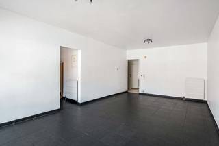 Een op te frissen 2 slaapkamer appartement gelegen op de 1ste verdieping van een kleinschalig gebouw op centrale locatie. Inkomhal, apart toilet, woonkamer aan keuken, badkamer (ligbad en lavabo in meubel), 2 slaapkamers (waarvan één met balkon) en 3de kamer als hobbyruimte/ruime dressing. Volgende zaken werden reeds vernieuwd; condensatie cv ketel dd. 2026, ramen dd. 2020, elektriciteit met conforme keuring. Geen gemeenschappelijke kosten. Mogelijkheid tot aankoop van een garage achter het gebouw.