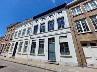Dit ruim appartement in een residentie met slechts 2 appartementen is gelegen in het centrum van Brugge en heeft een ruime living, 3 grote slaapkamers, groot terras en stadstuintje.<br /><br />www.desmetpoupeyebrugge.be<br /><br />Voor meer info of een bezoek, contacteer ons 050 47 00 00 of kom langs op ons kantoor te Hoefijzerlaan 1 ('t Zand) Brugge.<br /><br />- inkom met toilet<br />* tuintje : 20m²<br />1e verdieping<br />- living (tapijt) <br />- ingerichte keuken :<br />- toilet<br />* terras 5m²<br />2e verdieping<br />- 3 slaapkamers<br />- badkamer : 2 lavabo 's met meubel, ligbad en toilet