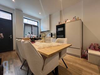 Breng een bezoek aan deze totaal gerenoveerde woning in centrum Zottegem, voorzien van een leefruimte, open en geïnstalleerde keuken, afzonderlijk toilet en wasplaats/stookruimte. Op het eerste verdiep is er een ruime kamer en knappe badkamer met inloopdouche, meubel en toilet.<br />De zolder is compleet ingericht als 1 grote kamer (mogelijkheid om op te delen in 2 kamers) en bereikbaar via een vaste trap. Achteraan vinden we een overdekt terras en een stadstuintje. Verder is er nog een droge kleder. De renovatie is van een bijzonder hoog niveau en werkelijk van top tot teen! Topper! Voor meer inlichtingen of een bezoek, contacteer Veronique 0483/676579