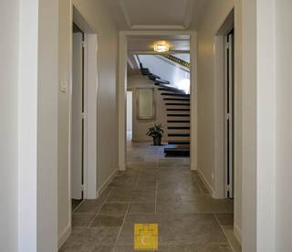 In het hart van de Brugse binnenstad, op een toplocatie, ligt deze volledig gerenoveerde woning. De straat maakt deel uit van het historische stadsweefsel van Brugge en werd al vermeld in documenten uit de 13e eeuw. De naam verwijst naar de "zak" of inham van de nabijgelegen Reie, en vormt vandaag een van de rustigste en meest gegeerde woonstraten in het centrum, op wandelafstand van winkels, cultuur en gastronomie.<br />De woning werd recent met oog voor detail en hoogwaardige materialen gerenoveerd tot een comfortabele stadswoning met maar liefst 340m² bewoonbare oppervlakte, met behoud van karakter en authenticiteit. De woning combineert een uitstekende indeling met hedendaags wooncomfort en is bovendien voorzien van een inpandige garage, zonnige stadstuin en terrassen.<br />Indeling als volgt:<br />Op het gelijkvloers bevindt zich de centrale inkomhal met rechts een polyvalente ruimte, ideaal als bureel of praktijkruimte. Links is er een ruime garage. De inkomhal verrast met een stijlvolle zwevende trap in natuursteen, voorzien van een messing detail en ingebouwde verlichting – een echte eyecatcher.<br />Verder is er een slaapkamer/ leefruimte met en-suite badkamer (lavabo, douche en toilet), met toegang tot de tuin, een technische berging, een royale wasruimte/strijkkamer, eveneens met toegang tot de tuin. Dankzij de indeling en is dit deel ideaal voor een inwonende ouder, student of hulp, met behoud van privacy. Extra troef: een apart gastentoilet op het gelijkvloers.<br />De aangelegde tuin met sfeervolle verlichting en praktische tuinberging biedt rust en privacy midden in de stad.<br />Op de eerste verdieping bevindt zich een elegante overloop met ronde lichtkoepel en een tweede gastentoilet. De ruime leefruimte met gezellige haard en grote raampartijen sluit naadloos aan op de halfopen keuken, volledig uitgerust met moderne toestellen. Een eettafel op hoogte maakt het geheel compleet. Via de keuken is er toegang tot het zonnige terras aan de achterzijde.<br />Overal zijn er smaakvolle details te ontdekken: ingemaakte kasten, verfijnde trapleuningen, warme parketvloeren, en overvloedig daglicht.<br />Op de tweede verdieping bevinden zich twee ruime slaapkamers, waarvan één met dressing. De badkamer is uitgerust met ligbad, douche, lavabo op meubel en een apart toilet. Er is nog een zolderruimte voor extra stockage.<br />G-score: D, p-score: D